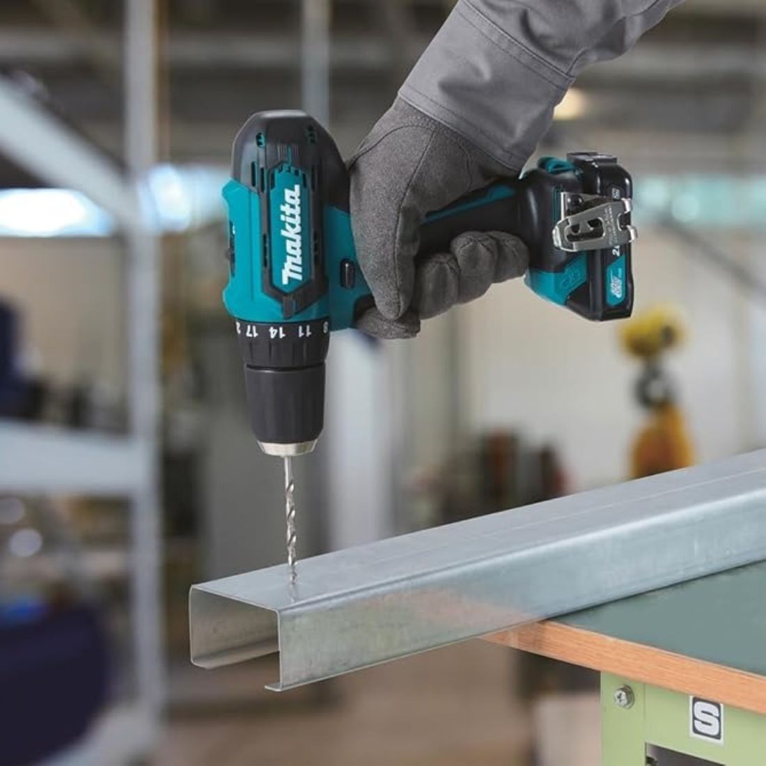 Kit complet de înșurubare profesional – 45 de accesorii și 2 baterii