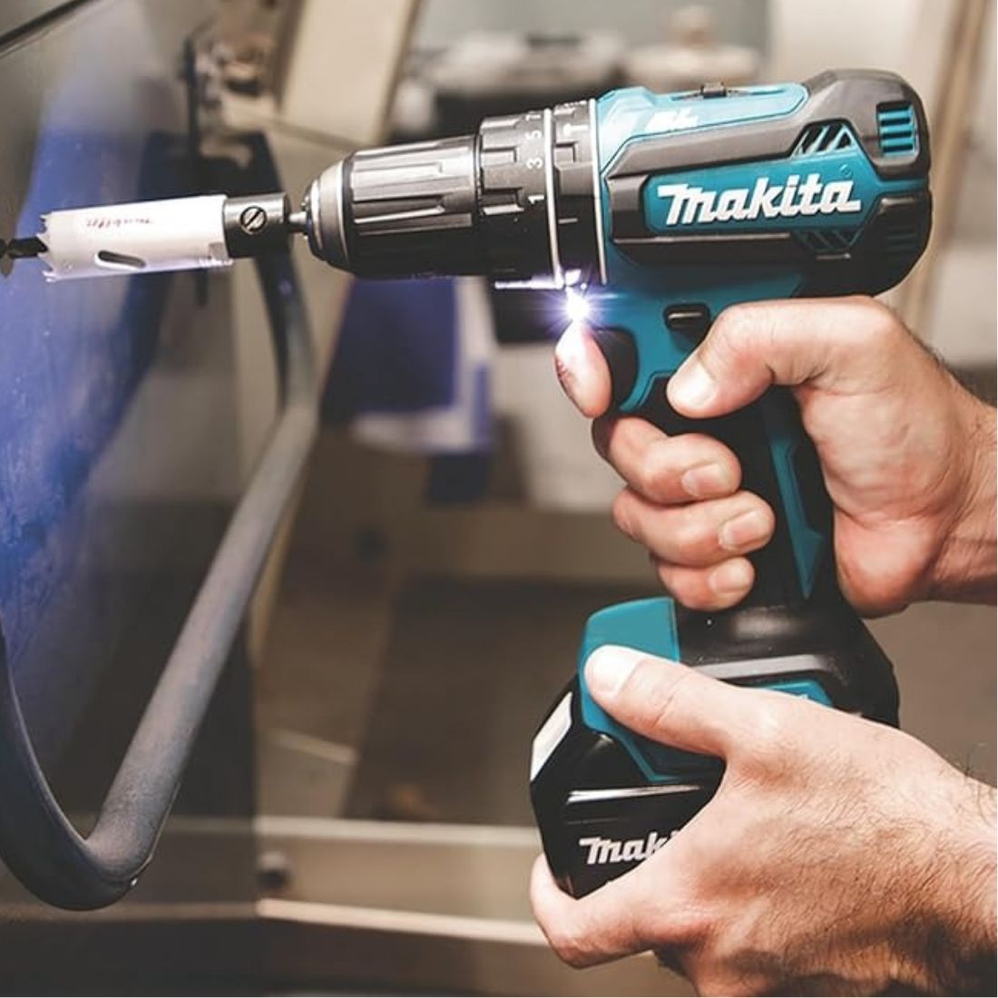 Kit complet de înșurubare profesional – 45 de accesorii și 2 baterii